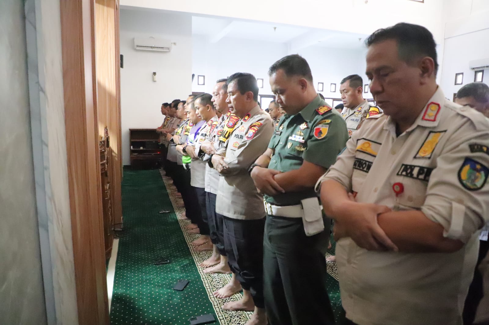 Kediri, Jurnal Jatim - Personel kepolisian di Kediri menggelar salat gaib dan doa bersama untuk tiga orang polisi yang meninggal dunia