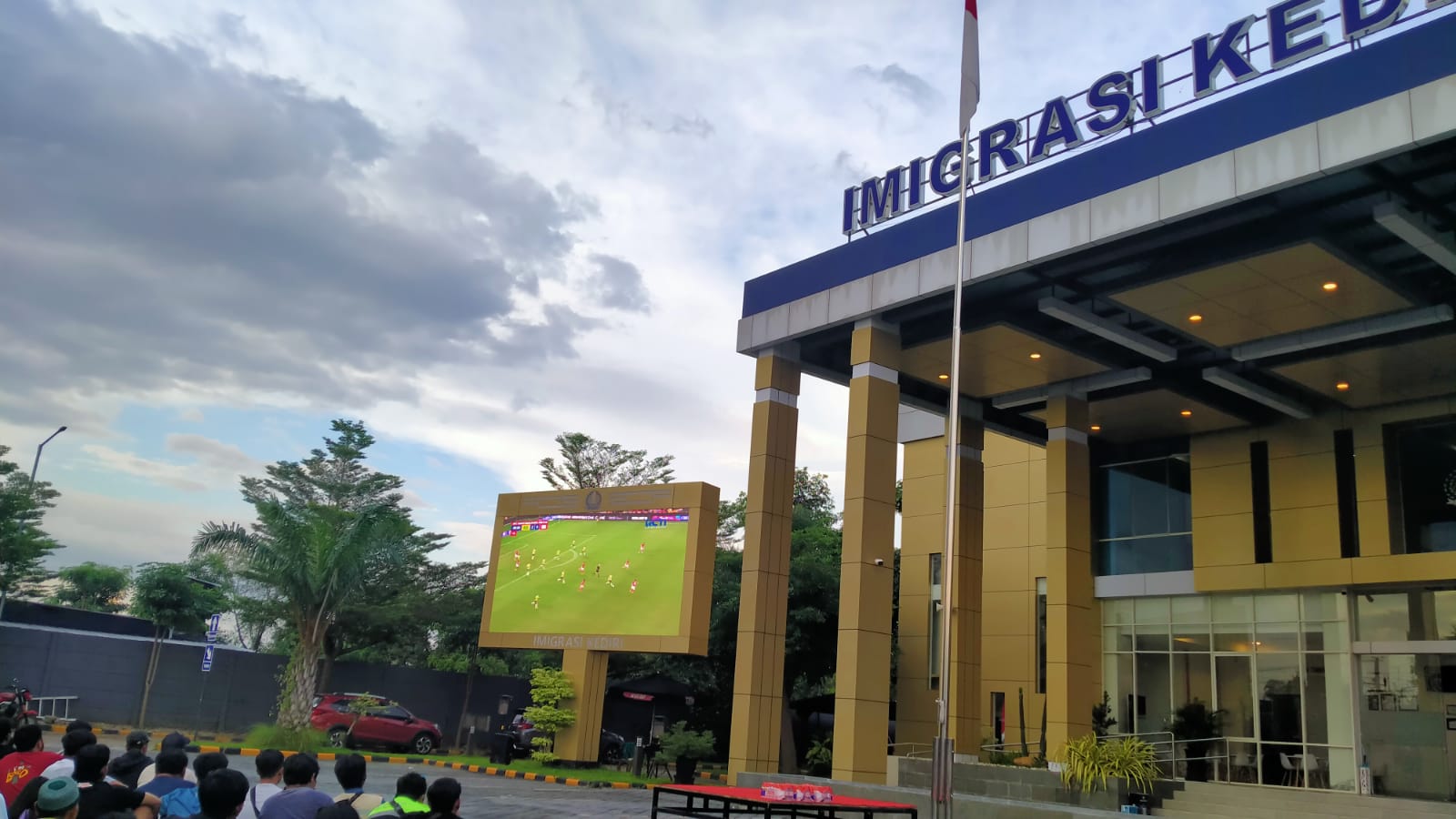 Kepala Imigrasi Kediri Perkenalkan Diri di Acara Nobar Timnas Indonesia vs Australia, Ini Sosoknya