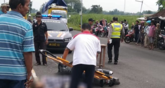 Pengendara Revo Tewas Tertabrak Truk Boks di Jalan Raya Mojoagung Jombang