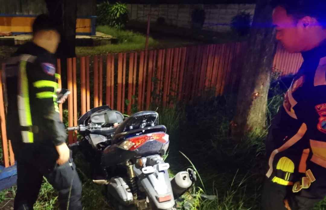 Brak! Dini Hari Muda-mudi Tewas Tabrak Pohon di Pinggir Jalan Raya Jombang