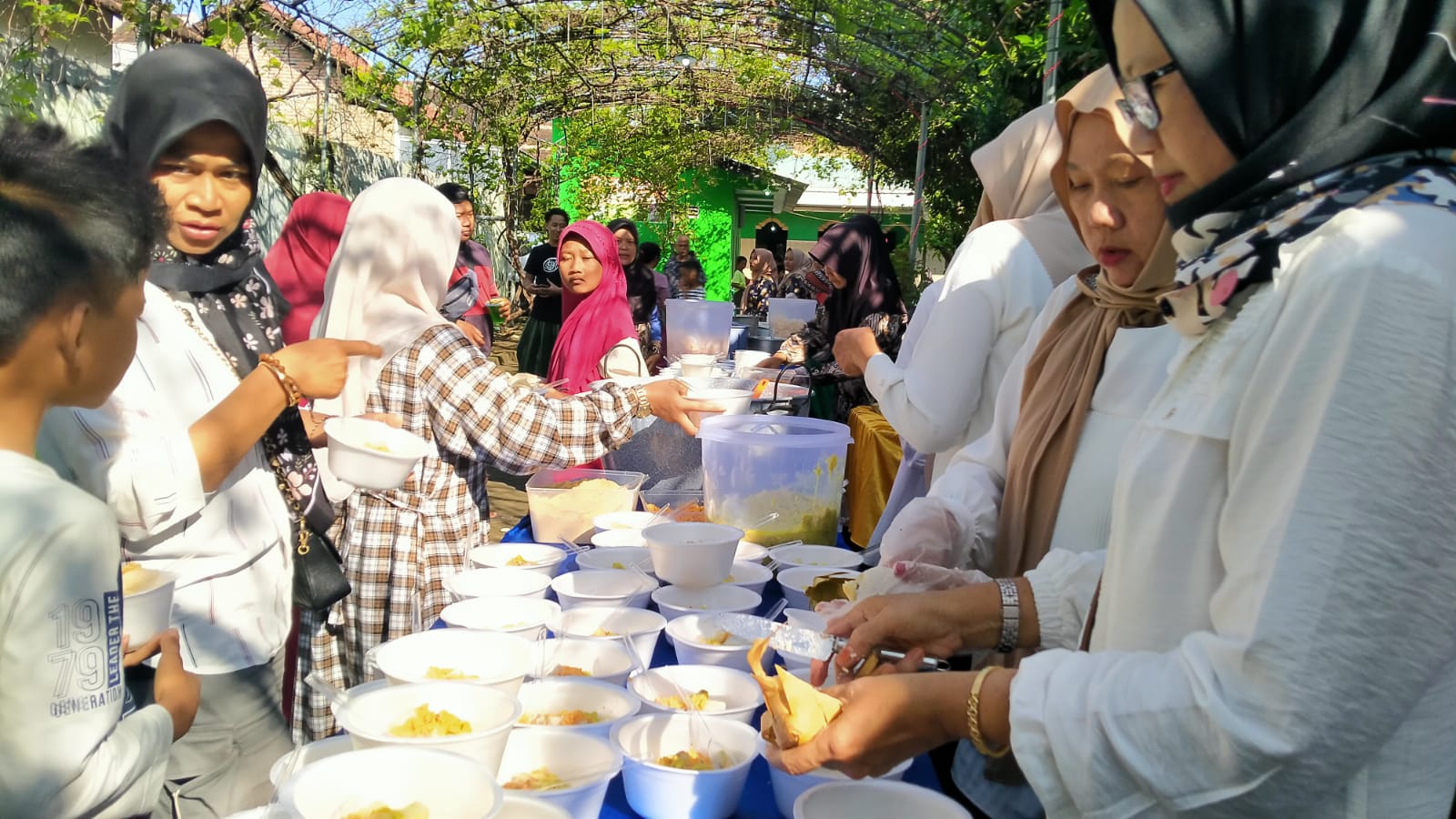 Meriah! Warga dan Pemudik Antusias Ikuti Festival Ketupat di Masjid Al-Ahmad Kediri