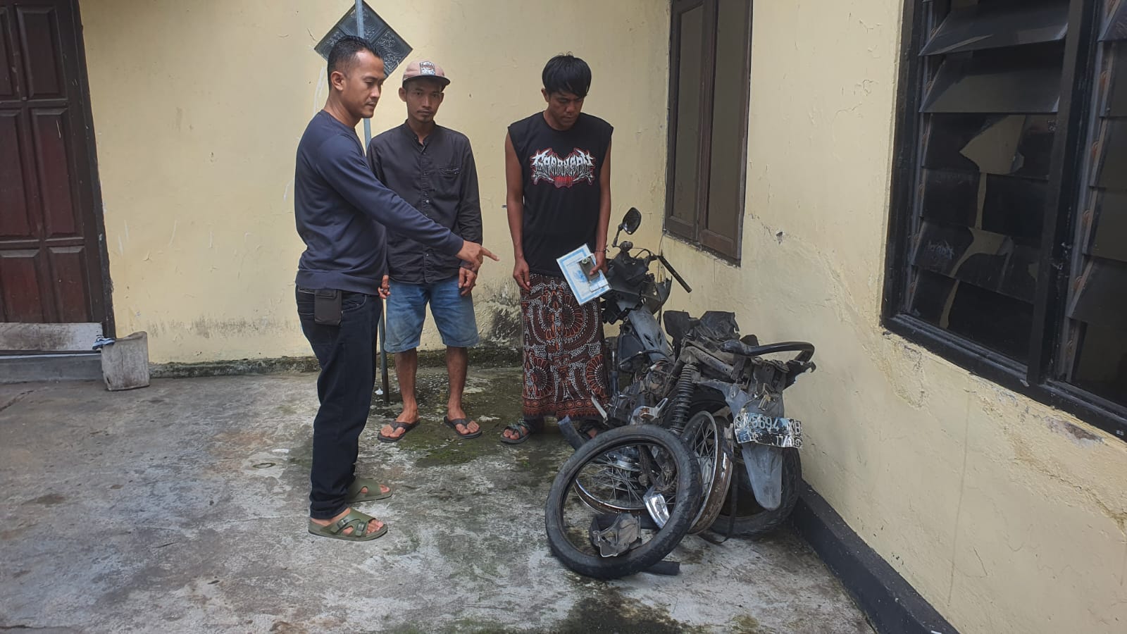 Motor Hancur, Ricky Selamat Dari Tabrakan Kereta Api di Jombang