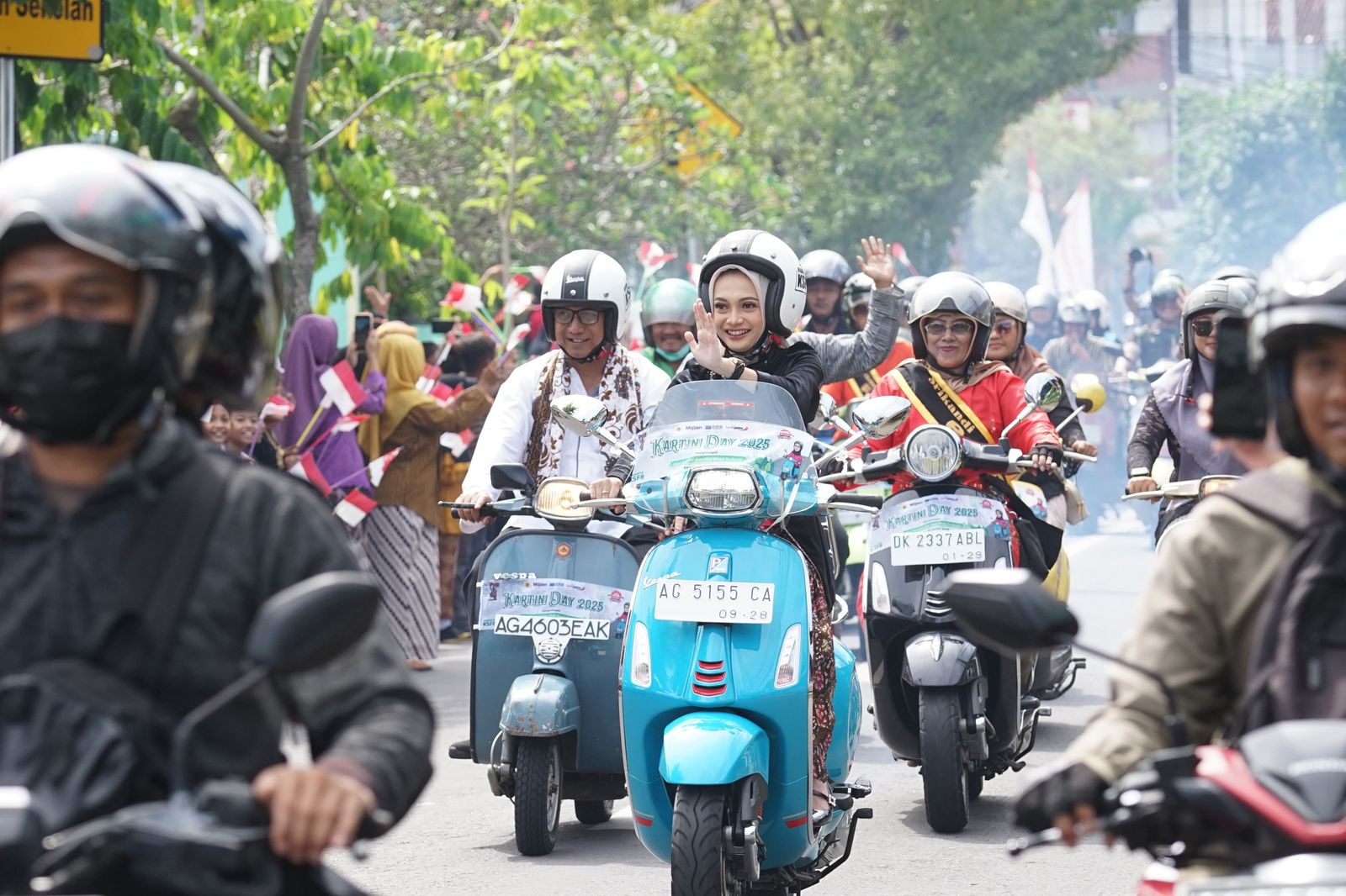 Peringati Hari Kartini 2025, Vinanda Riding Vespa Bersama Komunitas Vespa di Kediri