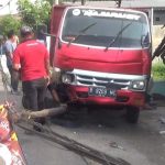 Dua Rumah dan Tiang Telepon di Jombang Rusak Dihantam Truk, Begini Pengakuan Sopir