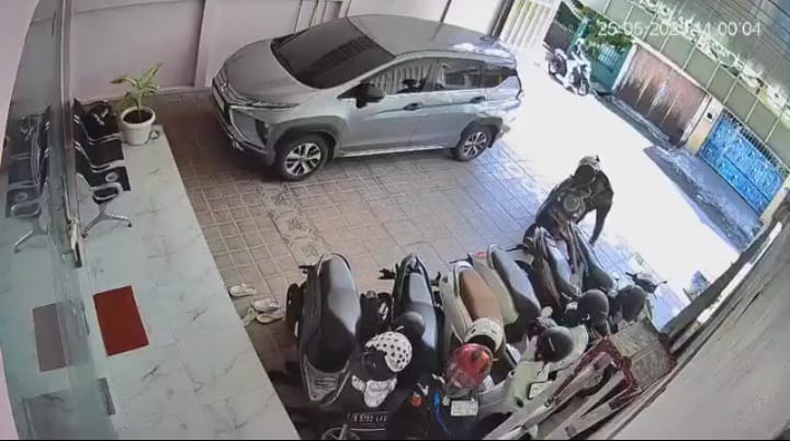 Ditinggal Perawatan di Salon Kecantikan di Jombang, Motor Amblas Dicuri 2 Orang Pria