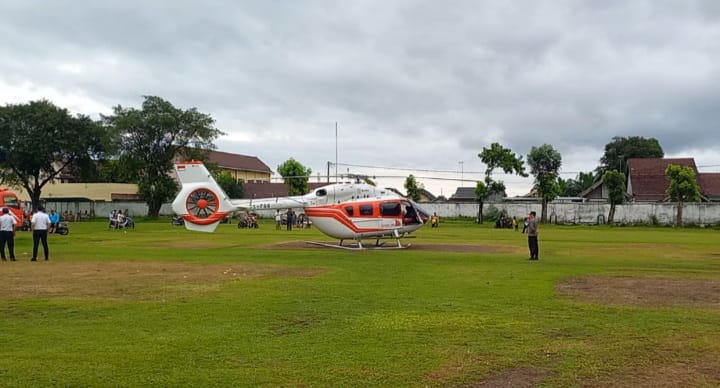 Heboh, Helikopter Gudang Garam Mendarat Darurat di Jombang Akibat Cuaca Buruk