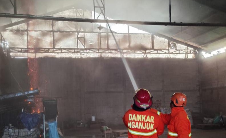 Satpam Panik Api Membesar Membakar Pabrik Pelet Kayu di Nganjuk, Ini Penyebabnya