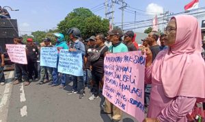 Puluhan Warga Demo Kenaikan NJOP dan PBB di Jombang