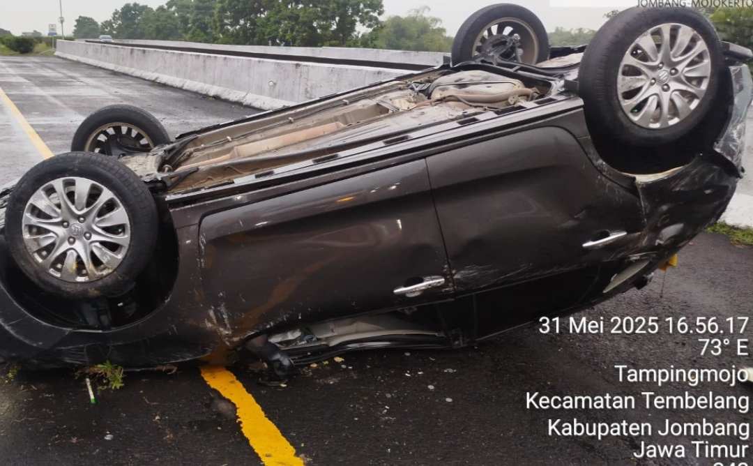 Kecelakaan Sedan Baleno di Tol Jombang, Mobil Terbalik, Dua Orang Terluka