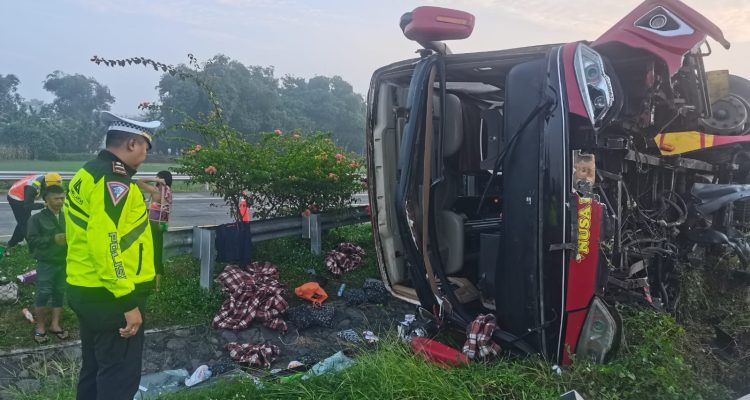 Bus Nusa Bali Terguling di Tol Jombang saat Sopir Mengantuk, 36 Penumpang Selamat