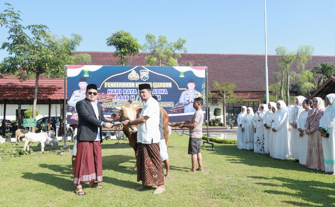 Kapolres Jombang Serahkan Hewan Kurban Iduladha 2025 ke Pesantren dan Masyarakat