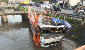 Lihat, Truk Angkut Ayam Potong Masuk Sungai di Jombang, Kok Bisa?