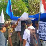 Tenda Aksi Buruh di Kediri Dibongkar Satpol PP, Adu Mulut Pecah di Depan Hotel