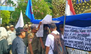 Tenda Aksi Buruh di Kediri Dibongkar Satpol PP, Adu Mulut Pecah di Depan Hotel