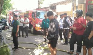 Warga Panik Warung Nasi Goreng di Kediri Terbakar, Diduga Akibat Kompor Masak