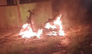 Detik-detik Mencekam Motor Hangus Terbakar di Jombang, Pemilik Misterius