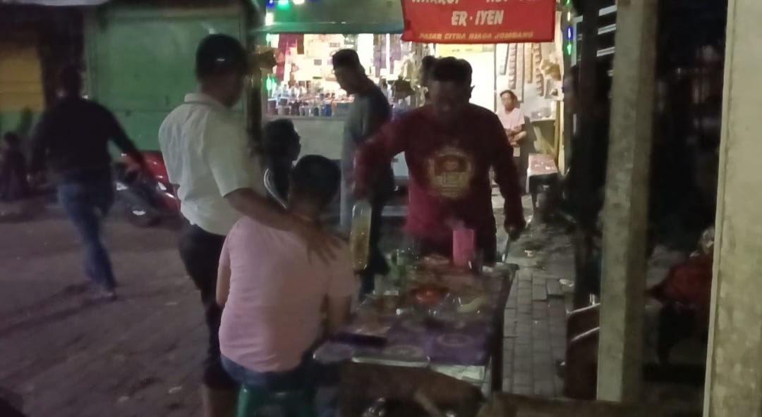 Polisi Sikat Penjual Miras dan Empat Pemabuk di Angkringan Jombang