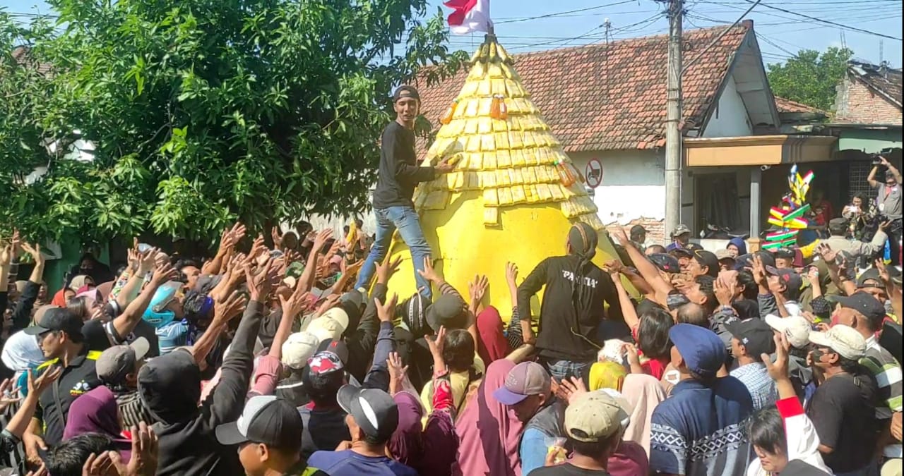 Grebek Suro 2025 di Kediri: Warga Berebut Tahu Kuning Hingga Terjatuh dari Gunungan