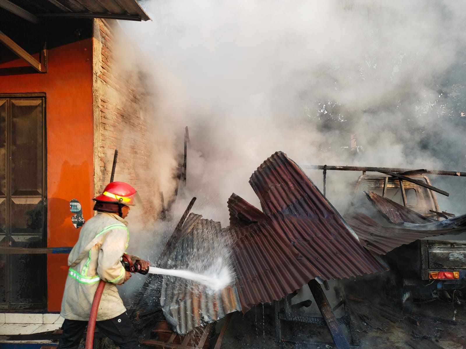 Galangan Mebel di Jombang Kebakaran, Mobil Pikap Hangus Terbakar