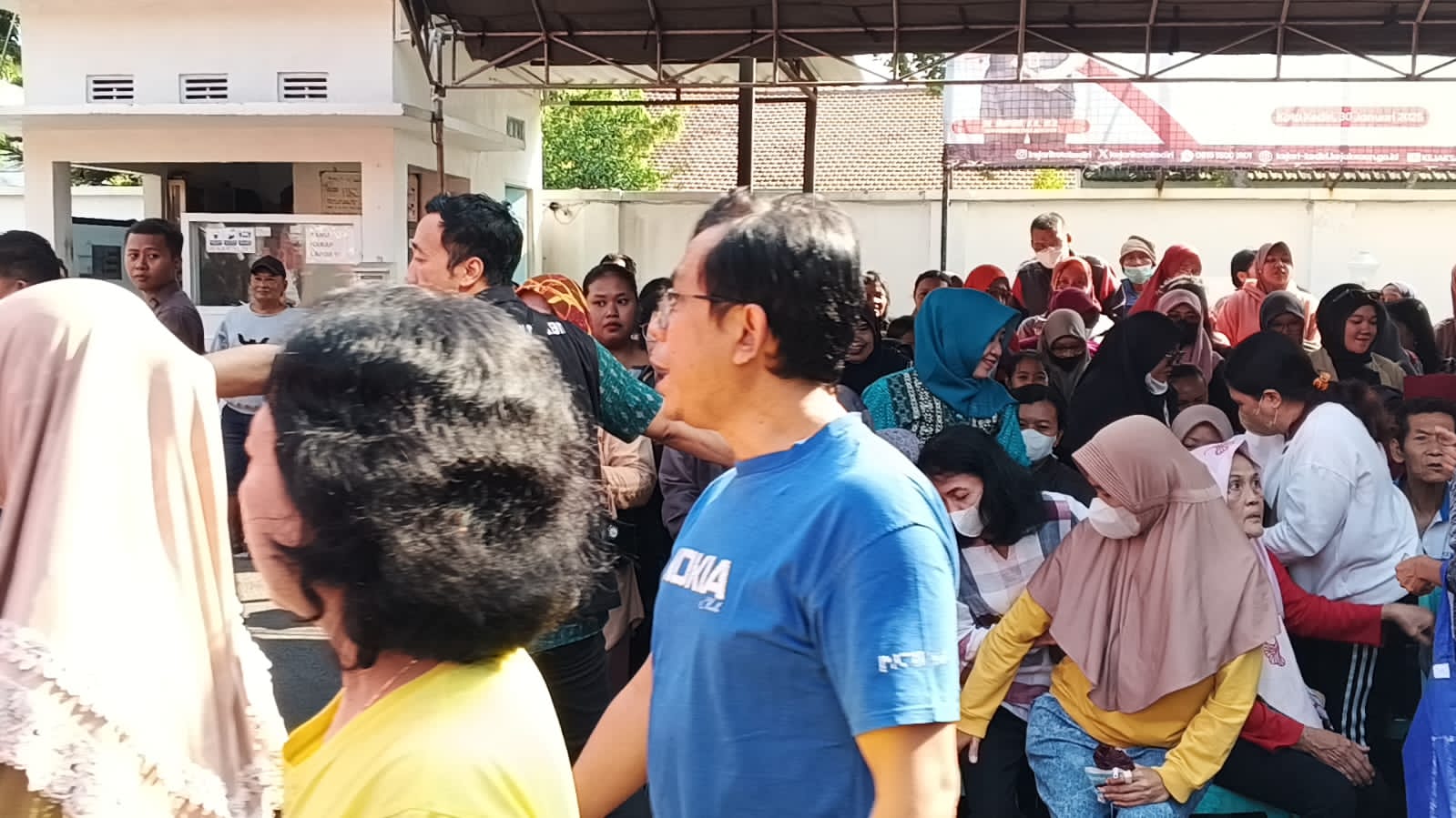 Saling Serobot, Warga Kediri Berebut Sembako Murah di Kejaksaan