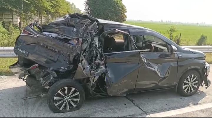 Braak! Avanza Ringsek Ditabrak Truk Muat Tabung Oksigen di Tol Jombang, 1 Orang Luka
