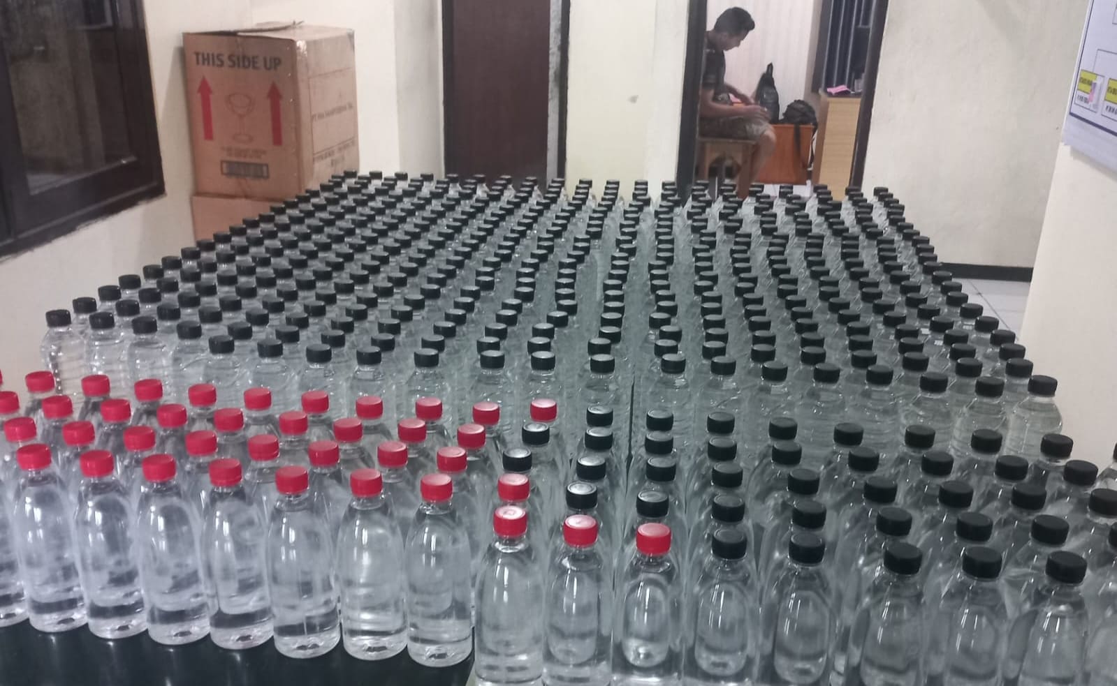 Penampakan 506 Botol Miras Arak Bali Disita Polisi di Jombang