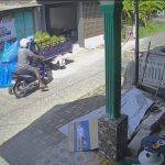 Terekam CCTV, Pria Ini Terlihat Santai Mencuri Dua Tabung Elpiji di Jombang