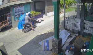 Terekam CCTV, Pria Ini Terlihat Santai Mencuri Dua Tabung Elpiji di Jombang