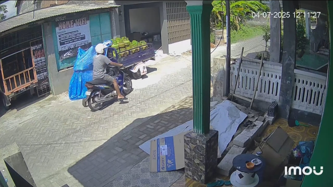 Terekam CCTV, Pria Ini Terlihat Santai Mencuri Dua Tabung Elpiji di Jombang