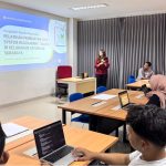 Prodi DKV Unesa Gelar Pelatihan Sign System Karang Taruna di Gayungan