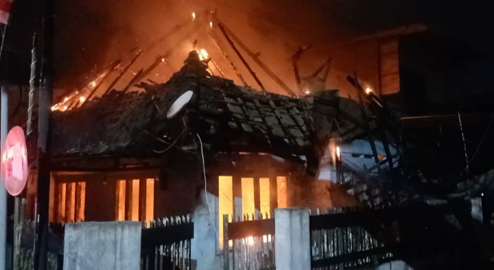 Kebakaran Rumah dan Toko di Jombang, Dua Orang Dilarikan ke Rumah Sakit