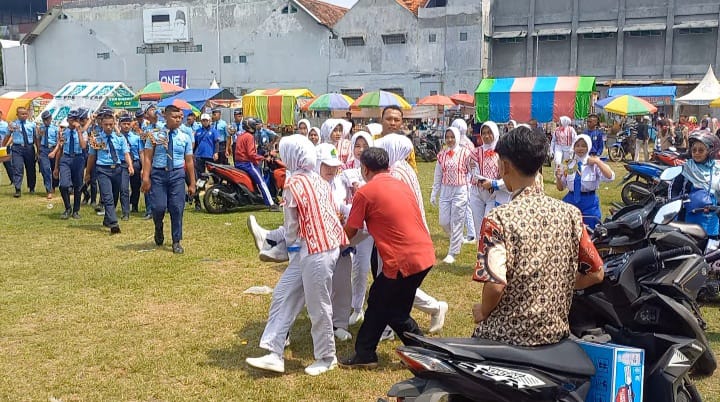 Puluhan Pelajar Peserta Gerak Jalan HUT ke 80 RI di Mojoagung Jombang Jatuh Pingsan