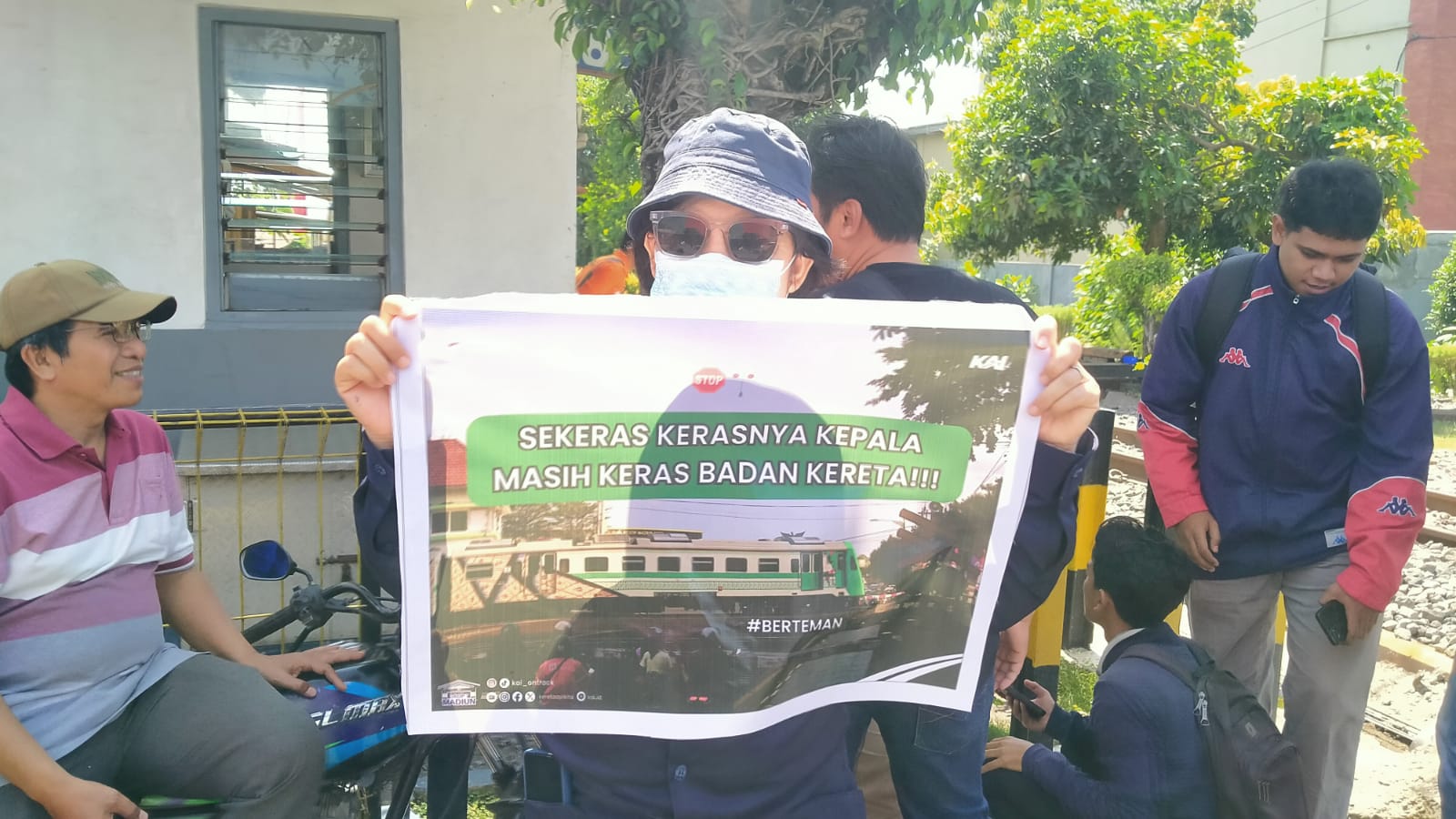 Nyawa Tak Bisa Diganti, KAI Imbau Warga Kediri Tak Terobos Palang Pintu Kereta Api
