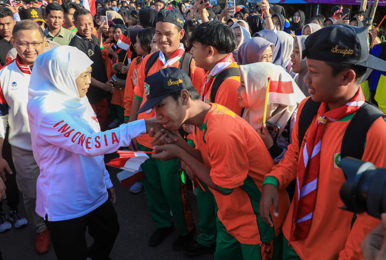 Jalan Sehat HUT ke 80 RI di Kediri, Khofifah Tegaskan Sekolah Negeri di Jatim Bebas Pungli