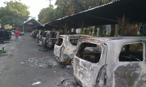 Dipasang Police Line, Begini Kondisi Kendaraan di Pemkab Kediri Usai Dibakar saat Demo Rusuh