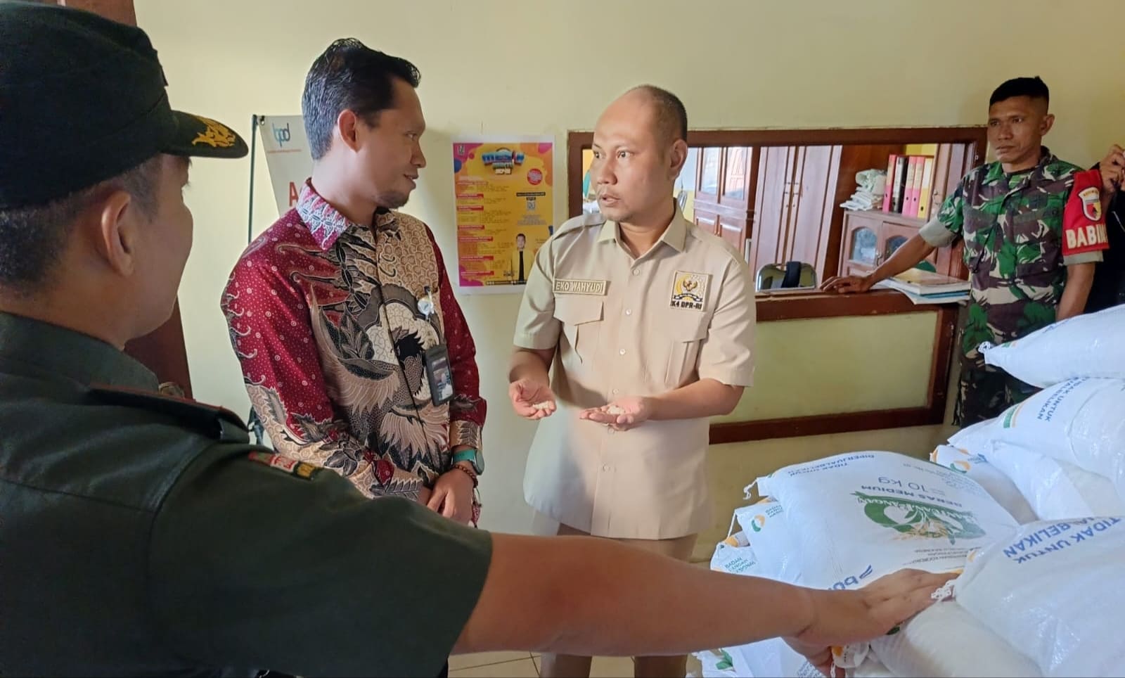 Jaga Kualitas, Eko Wahyudi Bersama Bulog Salurkan Bantuan Pangan Beras di Tuban