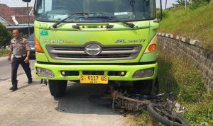 Gagal Salip Truk Tronton, Pengendara Motor Tewas Tertabrak di Jombang