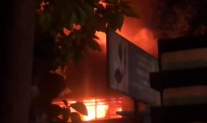Mencekam! Gedung DPRD Kota Kediri Dibakar Massa Pendemo