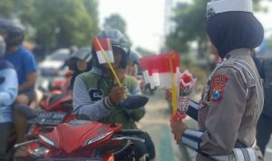 Sambut HUT ke 80 RI, Polisi di Jombang Bagi-bagi Bendera Merah Putih di Jalan Raya