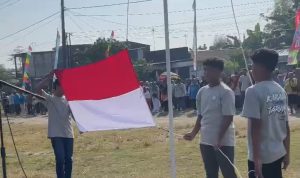 Peringati HUT ke 80 RI, Warga Jombang Gelar Upacara di Sawah