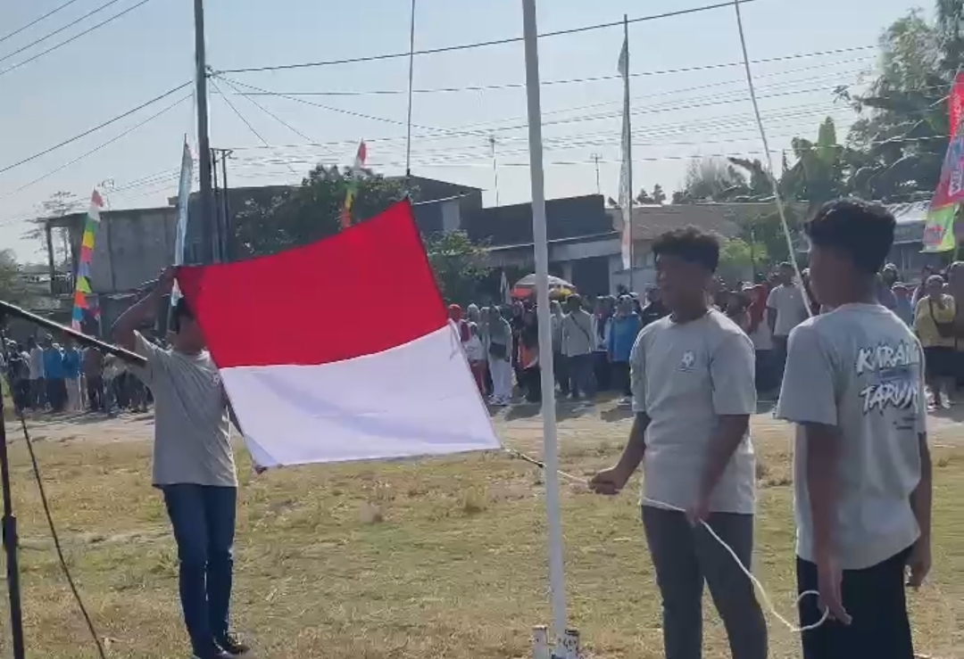 Peringati HUT ke 80 RI, Warga Jombang Gelar Upacara di Sawah