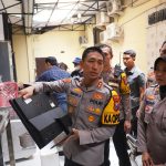 Massa Aksi di Kediri Kembalikan Barang Hasil Jarahan, Begini Respons Polisi