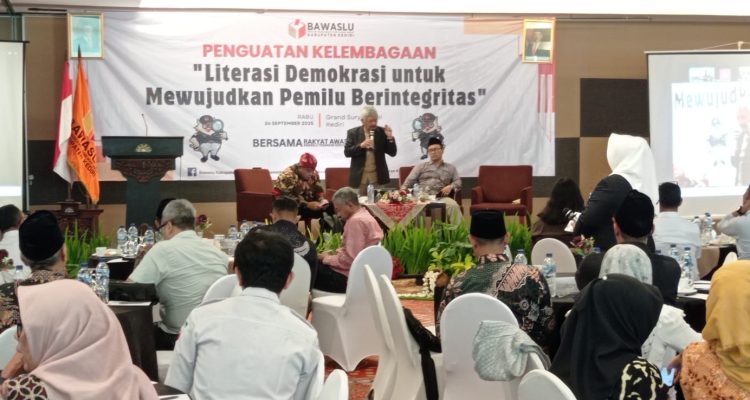 Bawaslu Kediri Gencarkan Literasi Demokrasi: Tegaskan Bukan Sekedar Pengadil