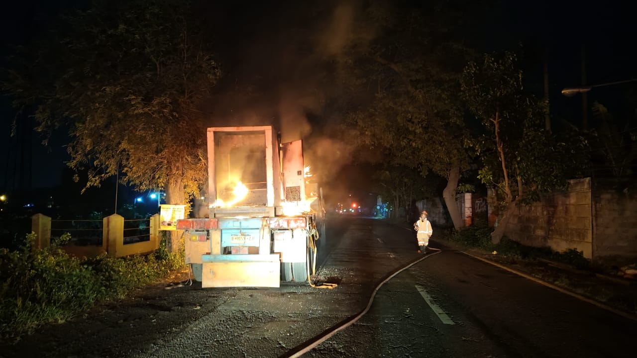Truk Genset Terbakar Hebat di Jombang, Ini Dugaan Penyebabnya