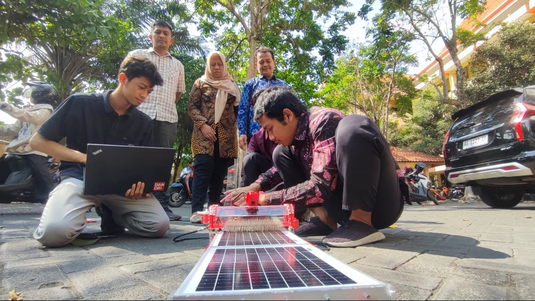 Inovasi Anak Kediri Tembus Asia, Mahasiswa UNP Raih Juara 3 Lewat Panel Surya Pintar