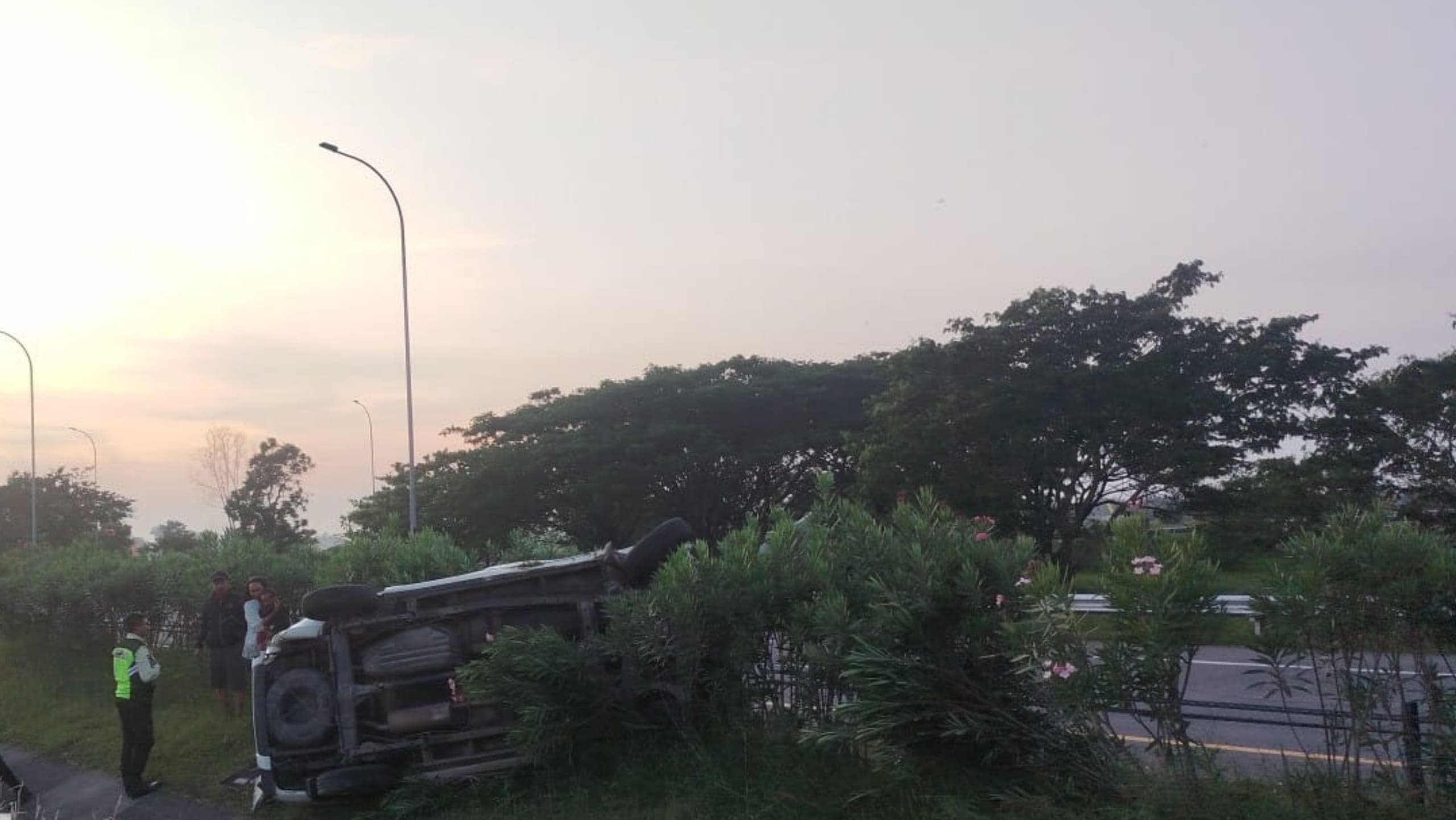 Mobil Terguling, Bayi Umur 2 Tahun Jadi Korban Luka Kecelakaan di Tol Jombang