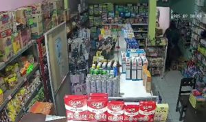 Toko Sembako di Jombang Dibobol Maling Pakai Mukena Hitam, Begini Penampakannya