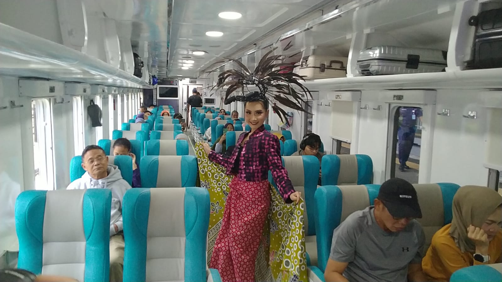 Hari Batik Nasional 2025: Fashion Show Batik di Kereta dan Stasiun Daop 7 Madiun