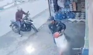 Aksinya Terekam CCTV, Waspada Dua Pencuri Motor di Toko Jombang Masih Berkeliaran