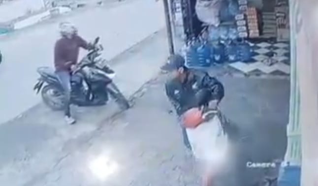 Aksinya Terekam CCTV, Waspada Dua Pencuri Motor di Toko Jombang Masih Berkeliaran